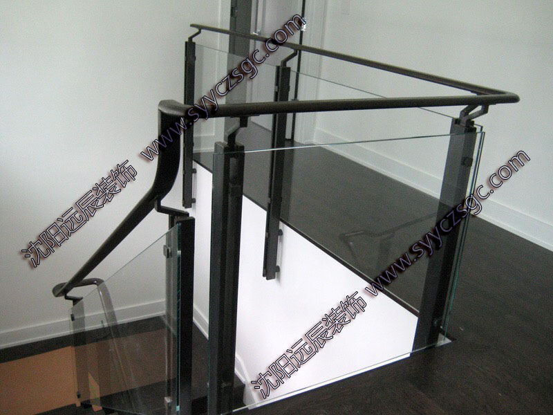 简约时尚的玻璃铁艺楼梯